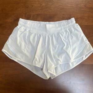Lululemon Hotty Hot Low-Rise Lined Short 2.5" in White Size 6